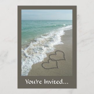 Invitation Deux cœurs de sable sur la plage, océan romantique