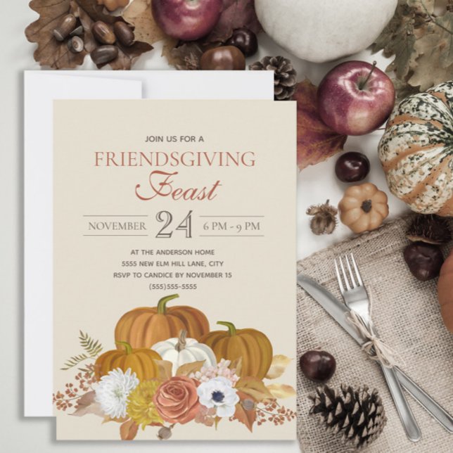 Invitation Dîner de Friendsgiving Fête Élégant Rustique (Rustic Friendsgiving Feast invitation with orange and white pumpkins and pretty Autumn Floral)
