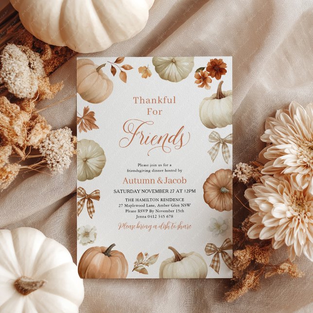 Invitation Dîner de Friendsgiving pour la fête de Thanksgivin (Thankful for friends. Thanksgiving invitation with rustic pumpkins and bows)