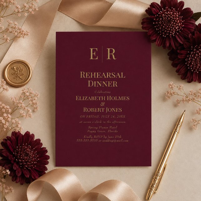 Invitation Dîner de répétition classique Monogramme Or de Bou (Classic Burgundy Gold Monogram Rehearsal Dinner Invitation on an elegant table with wedding decor)