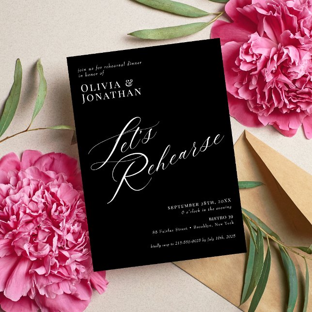 Invitation Dîner de répétition de calligraphie chic élégant (Elegant chic calligraphy rehearsal dinner invitation sets a warm, refined tone for your gathering.)