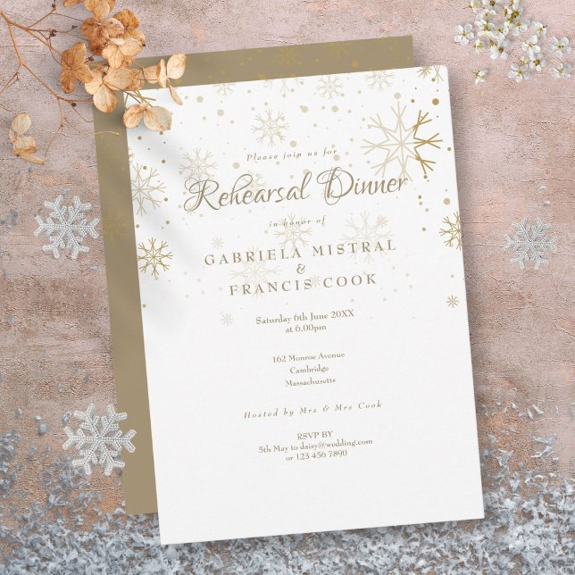 Invitation Dîner de répétition de flocons de neige dorés (Gold Snowflakes Rehearsal Dinner Invitation)