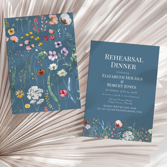 Invitation Dîner de répétition de mariage aux fleurs sauvages (Dusty Blue Watercolor Wildflower Rehearsal Dinner Invitation on a sunny neutral dry palm leaf.)