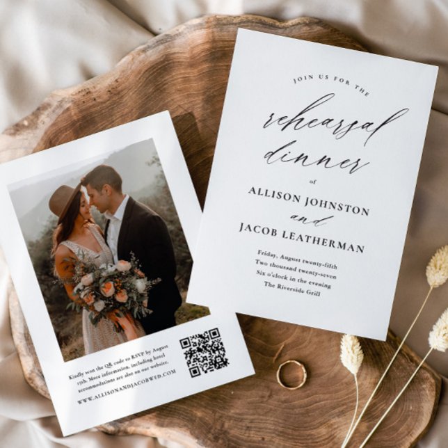 Invitation Dîner de répétition de mariage avec QR Code élégan (Elegant handwritten script wedding rehearsal dinner invitation with photo and QR code.)