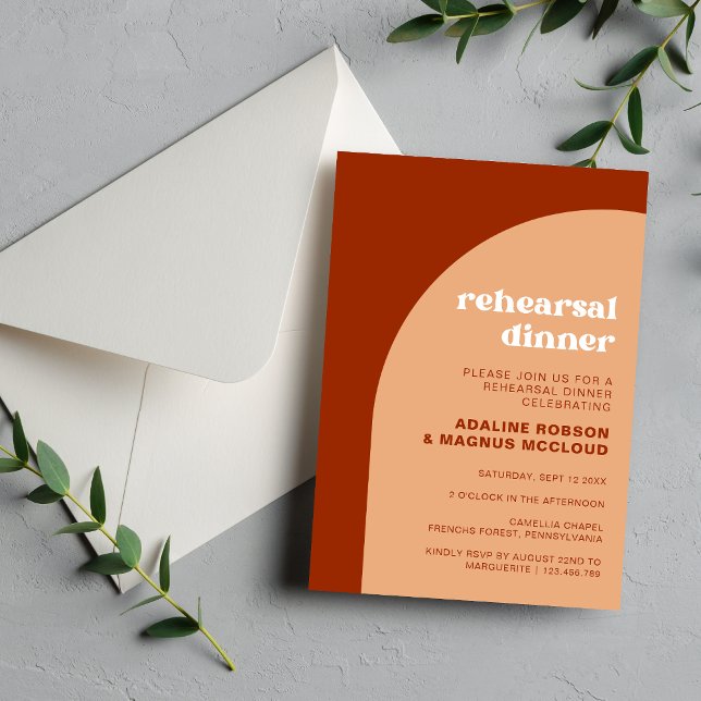 Invitation Dîner de répétition de mariage Bohème chic pêche A (Chic peach boho arch rehearsal dinner invitation sets a warm tone for your pre-wedding celebration.)