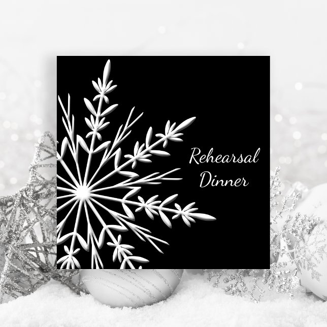 Invitation Dîner de répétition de mariage flocon de neige noi (Invite guests with the festive Black White Snowflakes Winter Wedding Rehearsal Dinner Invitation.)