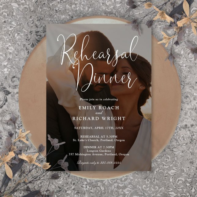 Invitation Dîner de répétition de photo de script moderne élé (Elegant Modern Script Photo Rehearsal Dinner Invitation)