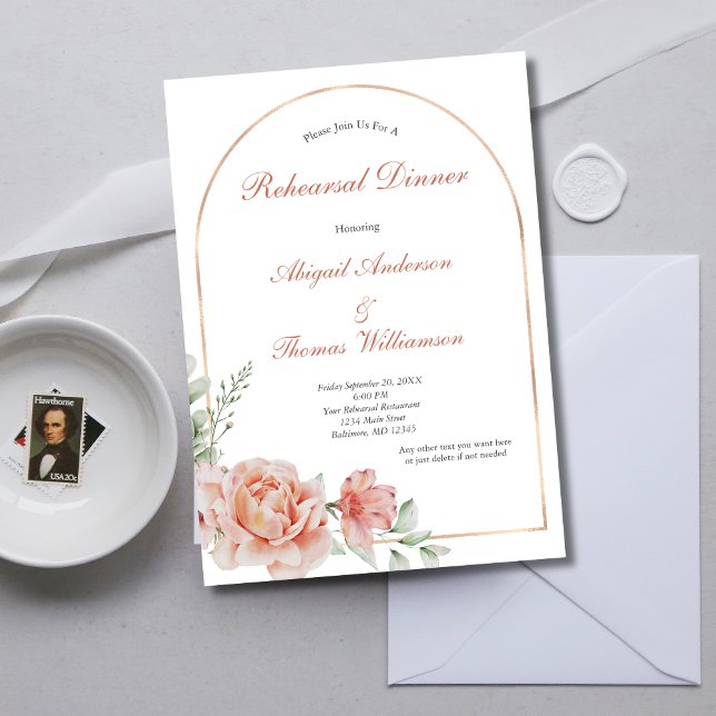 Invitation Dîner de répétition élégant à l'arc rose floral (Peach Blush Pink Rose Gold Arch Wedding Rehearsal Dinner Invitation)