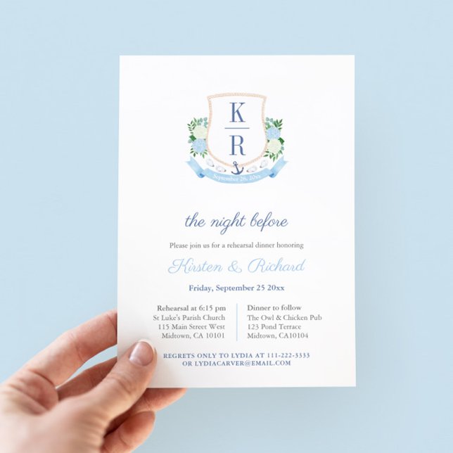 Invitation Dîner de répétition élégant avec monogramme côtier (This elegant coastal-inspired rehearsal dinner invitation features a hand painted watercolor crest)