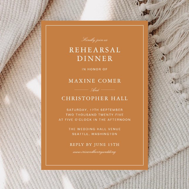 Invitation Dîner de répétition élégant et formel orange brûlé (Elegant burnt orange rehearsal dinner invitation creates a warm and welcoming celebration vibe.)