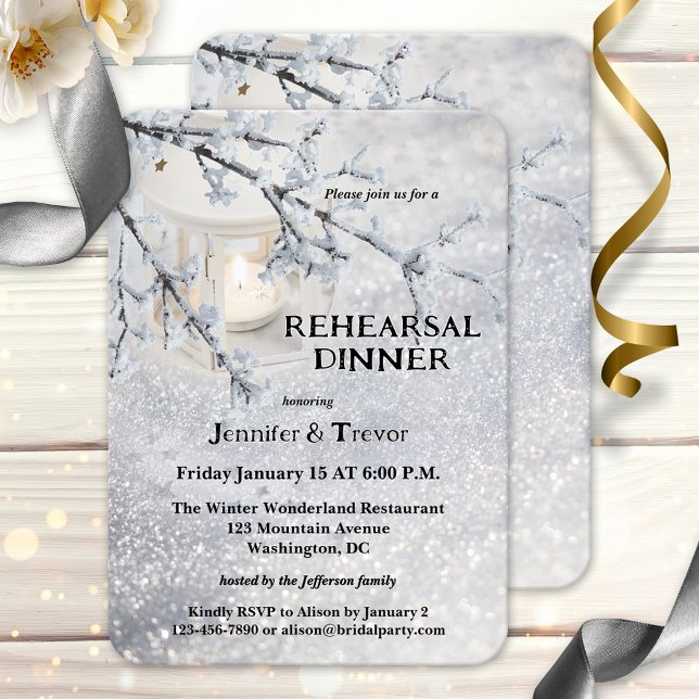 Invitation Dîner de répétition hivernale de neige (Rehearsal dinner invitation showing a winter scene with a candle lit lantern in sparkling snow)