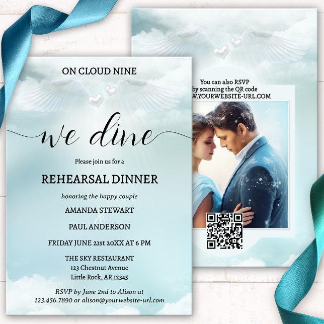 Invitation Dîner de répétition Mariage de rêve Cloud Neuf (Elegant script wedding rehearsal dinner invitation featuring dreamy fluffy clouds with angel wings)