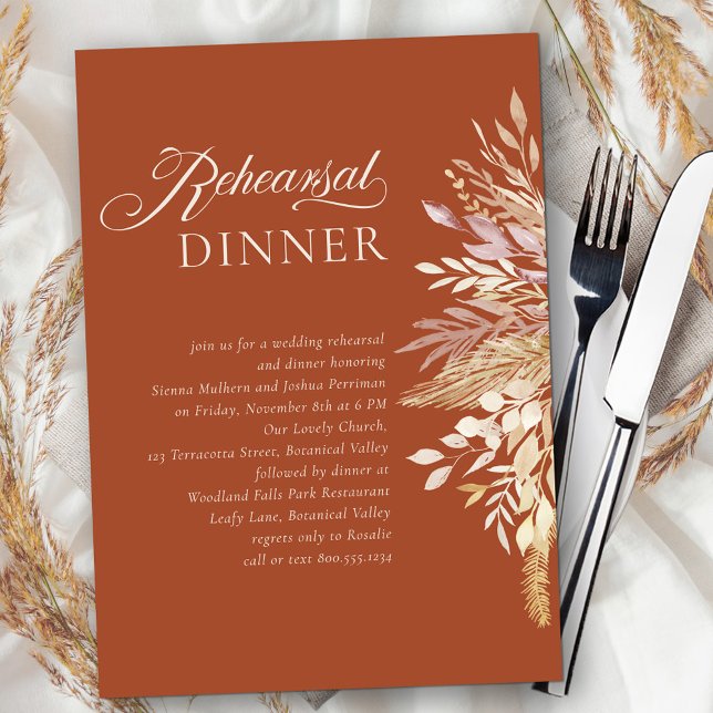 Invitation Dîner de répétition Mariage en terre cuite (Terracotta Rehearsal Dinner invitation with calligraphy and neutral fall foliage on burnt orange)