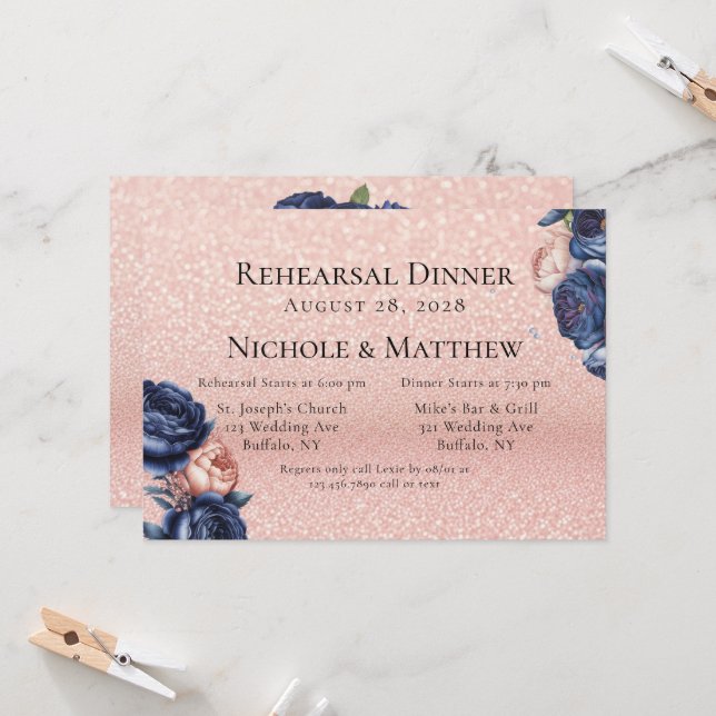 Invitation Dîner de répétition Marine Blue et Rose Gold Flora (Devant/Arrière en situation)