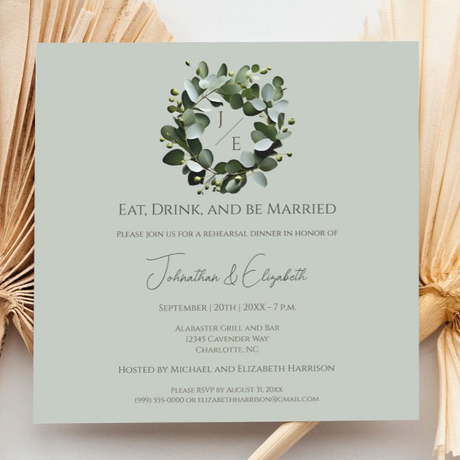 Invitation Dîner de répétition moderne Monogram Eucalyptus Wr (Sage Green Modern Monogram Eucalyptus Wreath Wedding Rehearsal Dinner Invitation)