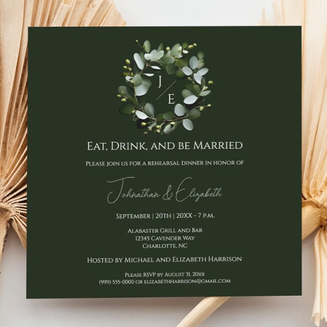 Invitation Dîner de répétition moderne Monogram Eucalyptus Wr (Dark Green Modern Monogram Eucalyptus Wreath Wedding Rehearsal Dinner Invitation)