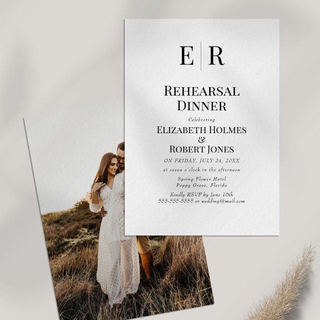 Invitation Dîner de répétition photo personnalisé Monogramme  (Modern Monogram Custom Photo Rehearsal Dinner Invitation on white table with dry wildflower)