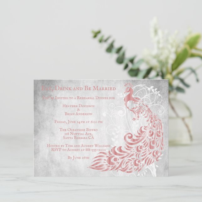 Invitation Dîner de répétition Vine Pink Peacock Leaf Invitat (Debout devant)
