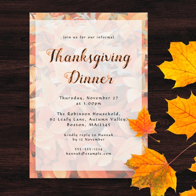 Invitation Dîner de Thanksgiving Feuilles d'automne oranges (An invitation to a Thanksgiving Dinner, with orange leaves design, script typography and custom text)