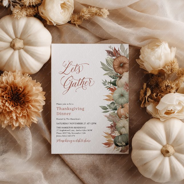 Invitation Dîner de Thanksgiving rustique Citrouille Réunisso (Let's Gather! Thanksgiving Dinner invitation with pumpkins, fall leaves and script font)