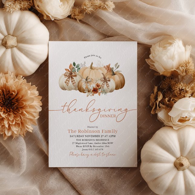 Invitation Dîner de Thanksgiving rustique Nœuds de citrouille (Thanksgiving Invitation Pumpkin Patch Design. Pumpkins and bows in earthy tones)