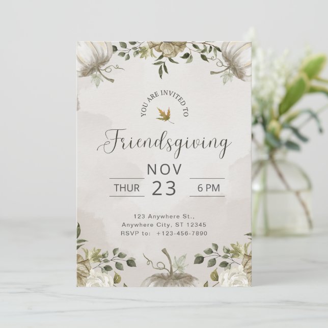 Invitation Dîner Friendsgiving floral blanc et beige  (Debout devant)