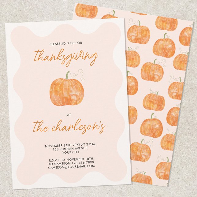 Invitation Dîner Thanksgiving moderne Citrouille aquarelle (Modern watercolor pumpkin wavy frame personalized Thanksgiving dinner invitation with custom text)