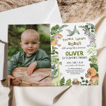 Invitation Dinosaure de verdure Jurassique Anniversaire Photo<br><div class="desc">Stompe, Chompe, Rar ! ! Faisons la fête comme un dinosaure ! Dotée de charmantes illustrations de dinosaures amicaux et de feuilles tropicaux luxuriants, cette invitation vous donnera le ton parfait pour votre événement. Il est parfait pour les parents qui veulent personnaliser leur invitation avec la photo de leur petit...</div>