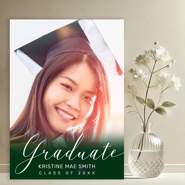 Invitation Diplôme de photo de calligraphie blanche verte mod (Green with White Calligraphy Script Photo Graduation Announcement and Party Invitation)