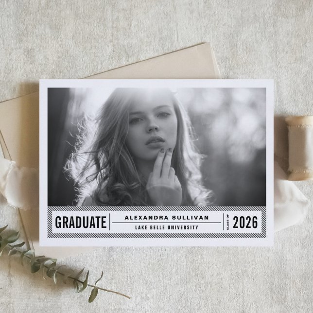 Invitation Diplôme de photo rayures modernes noir et blanc (Customizable photo graduation invitation featuring modern typography. )