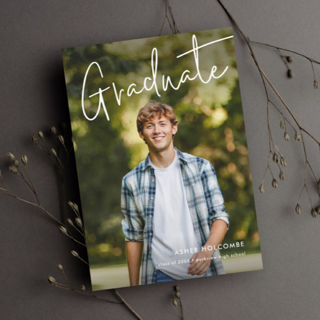 Invitation Diplômé de Script Moderne Simple Photo Remise des  (Modern Graduate Script Photo Graduation Invitations.)