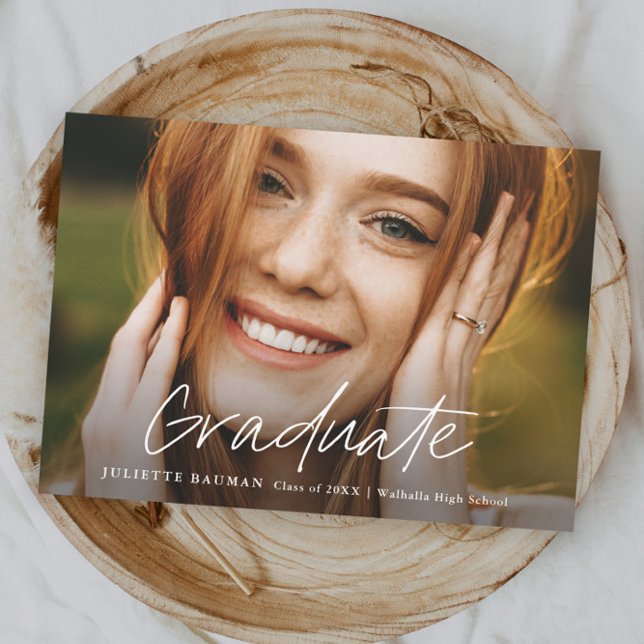 Invitation Diplômé en Script moderne Diplôme en photo simple (Simple modern script photo graduation invitation announcement.)