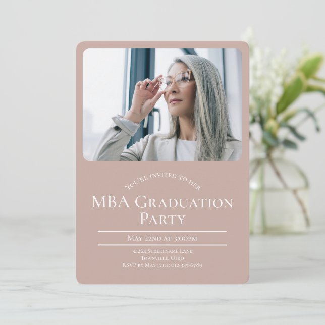 Invitation Diplômé MBA Photo Graduate (Debout devant)