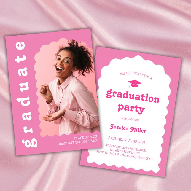 Invitation Diplôme photo de la police rose rétro Chic Wavy Ar (graduation party invitation retro font class of 2024 chic pink wavy arch photo)