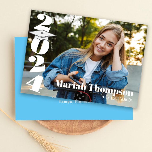 Invitation Diplômé Simple Moderne Classe Stylish de 2024 (Graduation photo invitation announcement With Carolina Blue. )
