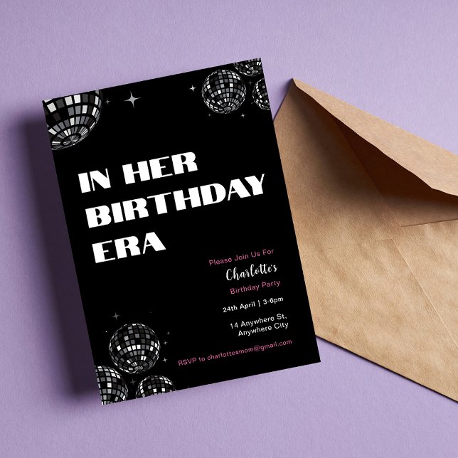 Invitation Disco Ball Dans Son Affiche de bienvenue D'Anniver (In Her Birthday Era Birthday Party Invitation in Black and Pink)