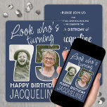 Invitation do-it-yourself couleurs ・ Regardez qui est 75 Anni<br><div class="desc">Regardez qui a 75 ans ! Famille Invitation et amis à une élégante fête du 75e anniversaire pour lui ou elle avec 2 invitations personnalisées pour la fête photo. Les images et le libellé de ce modèle sont simples à personnaliser. Les couleurs bleu marine et blanc pour les contours arrière...</div>
