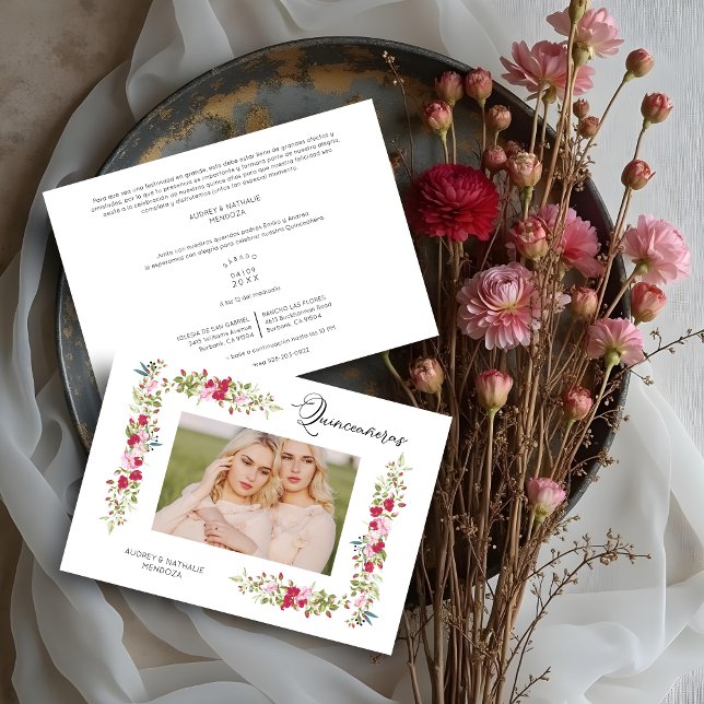 Invitation Double Quinceañera Typographie Espagnole Fantaisis (Double Quinceañera Spanish Whimsical Typography Red and Pink Shades Flowers Photo Invitation Cards.)