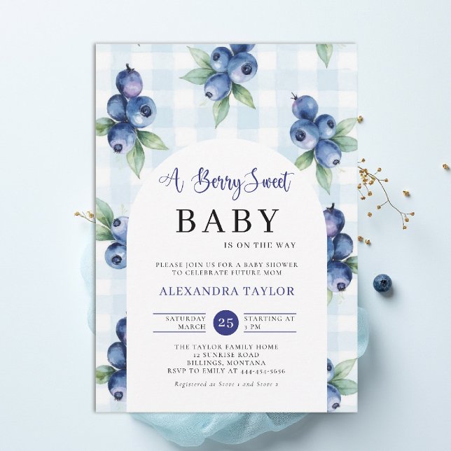 Invitation Douce Gingham Bleu Fête de Naissance de Garçon au  (berry sweet baby shower invitation boy blue blueberries farmhouse cottage watercolor gingham arch)