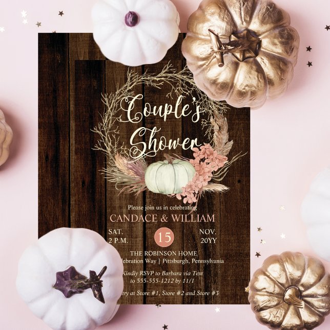 Invitation Douche Couple - Citrouille rustique Pampas Wreath (Rustic White Pumpkin | Blush Pink Pampas Twig Wreath on Dark Faux Wood Couple's Shower Invitation)