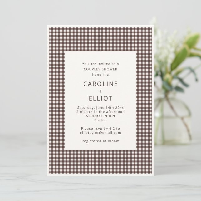 Invitation Douche de couples en gingham marron chocolat d'aut (Debout devant)