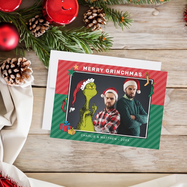 Invitation Dr Seuss | Photo de famille Grinch (Card on table)