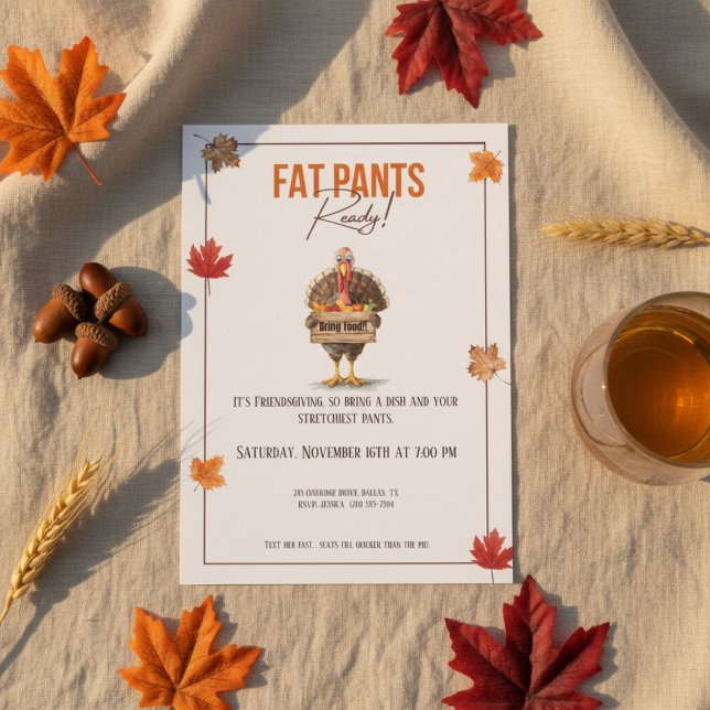 Invitation drôle pour la fête de Friendsgiving Pan (Funny friendsgiving invitation with fat pants ready turkey illustration and fall colors)