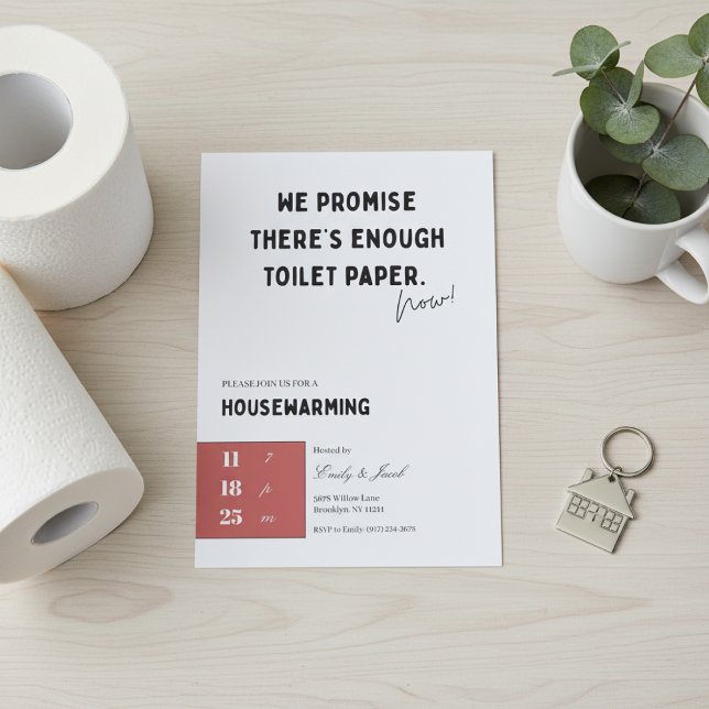 Invitation drôle pour une pendaison de crémaillère (Funny housewarming invitation flat lay with toilet paper, green leaves and keychain on light wood.)