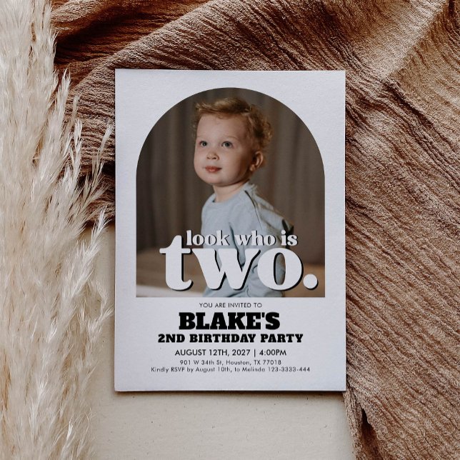 Invitation du 2e anniversaire Regardez qui est deu (Créateur téléchargé)