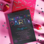 Invitation du parti Neon Sweet sixteen<br><div class="desc">Sweet sixteen invitation en violet foncé avec des lettres de néon brillant et bokeh. Parfait pour un éclat dans l'occasion sombre.</div>