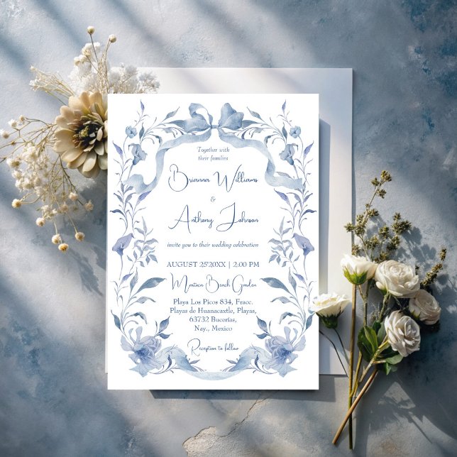 Invitation Dusty bleu floral vert ruban élégant mariage (Dusty blue floral woodlands greenery vintage ribbon border elegant wedding invitation cards template)