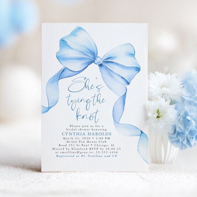 Invitation Dusty Blue Bow She's Tying the Knot Fête des marié (Blue Bow Bridal Shower Invitation She's Tying The Knot)