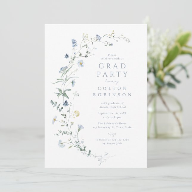 Invitation Dusty Blue Fleur sauvage Rustic Boho Graduation (Debout devant)