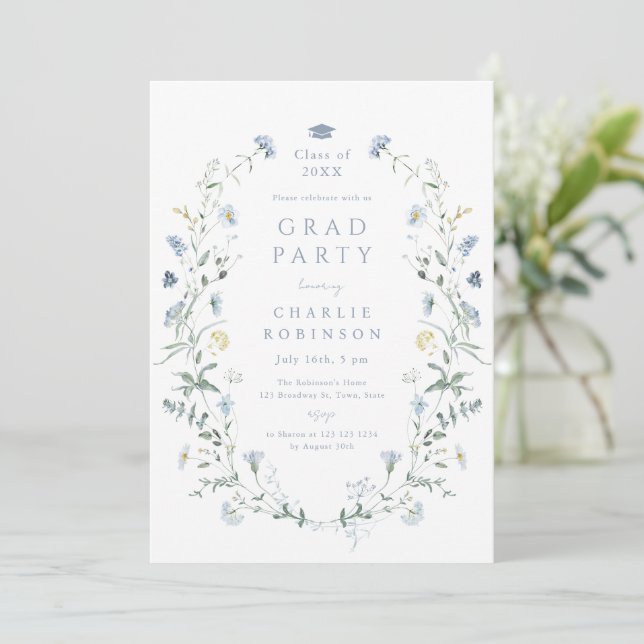 Invitation Dusty Blue Fleur sauvage Rustic Boho Graduation (Debout devant)
